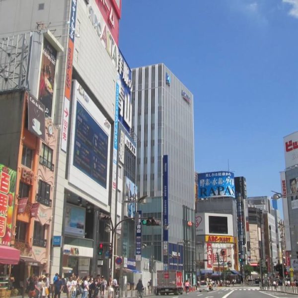 Jr新宿駅ユニカビジョン付近の鉄道ライブカメラ 東京都新宿区