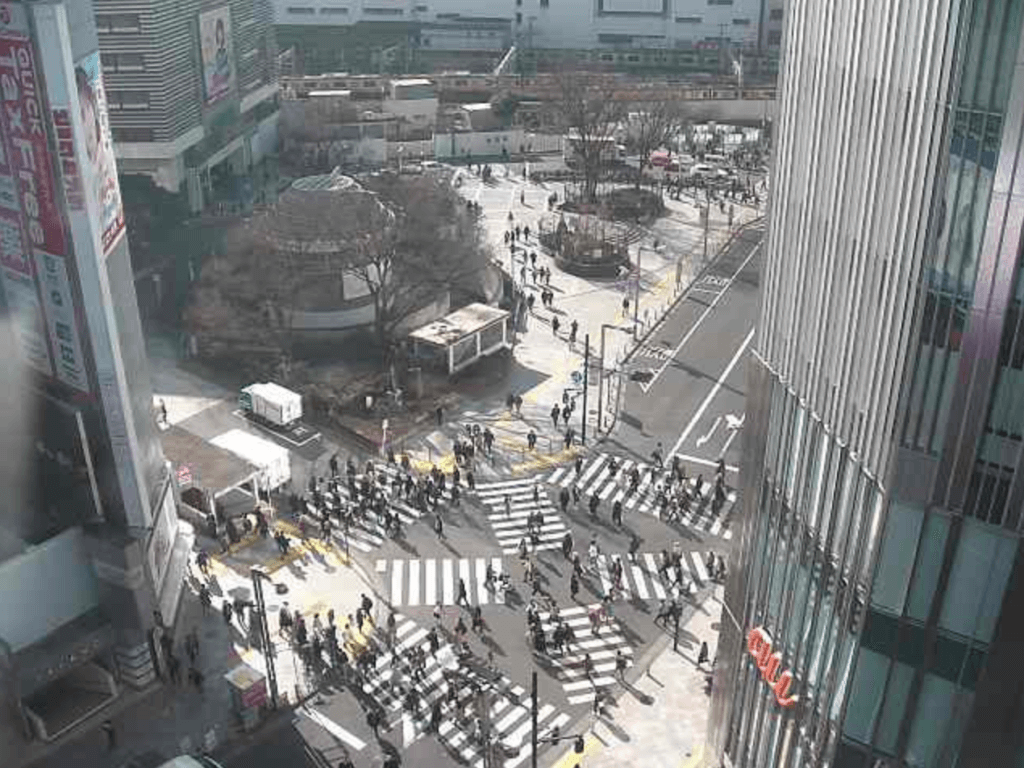 Jr新宿駅東口のライブカメラ 東京都新宿区