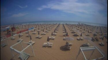 イェーゾロの海岸に並ぶたくさんのパラソルのライブカメラ|イタリアヴェネト州