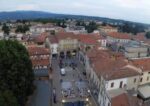 聖堂の鐘楼から見たティエーネの街並みのライブカメラ|イタリアヴェネト州のサムネイル
