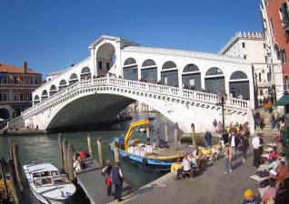 川岸から見上げるヴェネツィアのリアルト橋のライブカメラ|イタリアヴェネト州