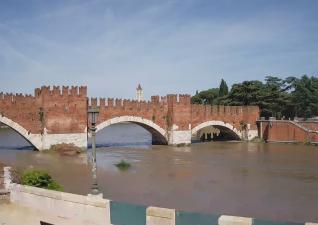 中世の古城カステルヴェッキオにかかる橋のライブカメラ|イタリアヴェネト州