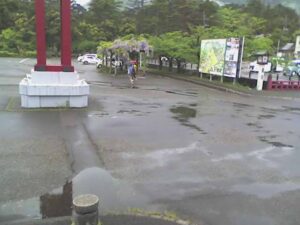 新潟県弥彦村 弥彦駅前広場のライブカメラ