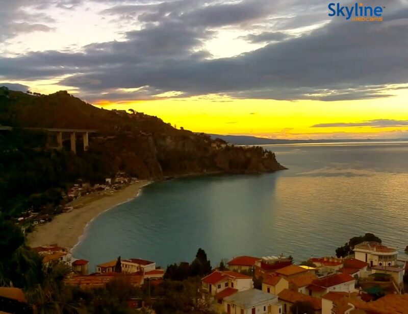 カミーニャの砂浜と地中海のライブカメライタリアカラブリア州 ライブカメラHUB