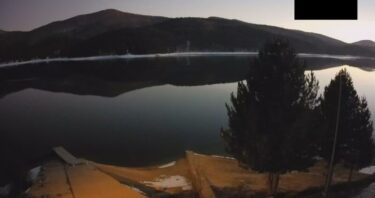 ロリカ地区から見るアルヴォ湖のライブカメラ|イタリアカラブリア州