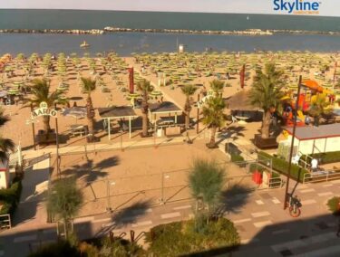 ホテル・アルベルゴ・ルーシーから見るリミニの砂浜のライブカメラ|イタリアエミリア＝ロマーニャ州
