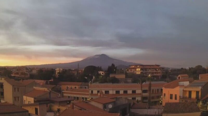 エトナ山の麓の町カンポロトンド・エトネオのライブカメラ|イタリアシチリア州のサムネイル