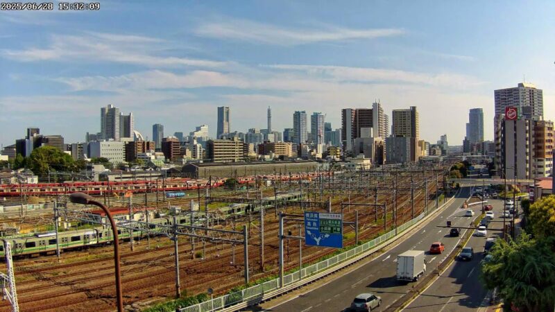 国道1号・JR線・東神奈川駅周辺のライブカメラ|神奈川県横浜市のサムネイル