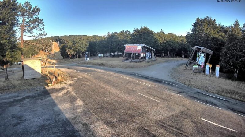 プラット・ペイロ – モン・エグアル・スキー場前の道路のライブカメラ|フランス共和国オクシタニー地方のサムネイル