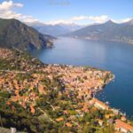 山の小さな教会から見るメナッジョの街並みとコモ湖のライブカメラ|イタリア共和国ロンバルディア州のサムネイル