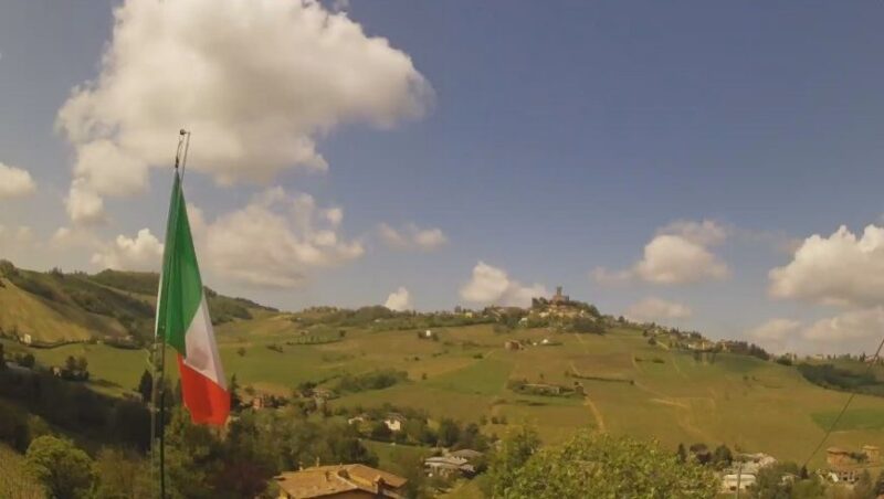 遠くから見るチゴニョーラ城と田園のライブカメラ|イタリア共和国ロンバルディア州のサムネイル