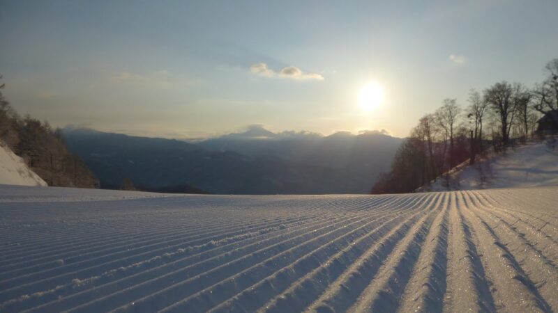 ホワイトワールド尾瀬岩鞍・ゴンドラ山頂駅前のライブカメラ|群馬県片品村のサムネイル