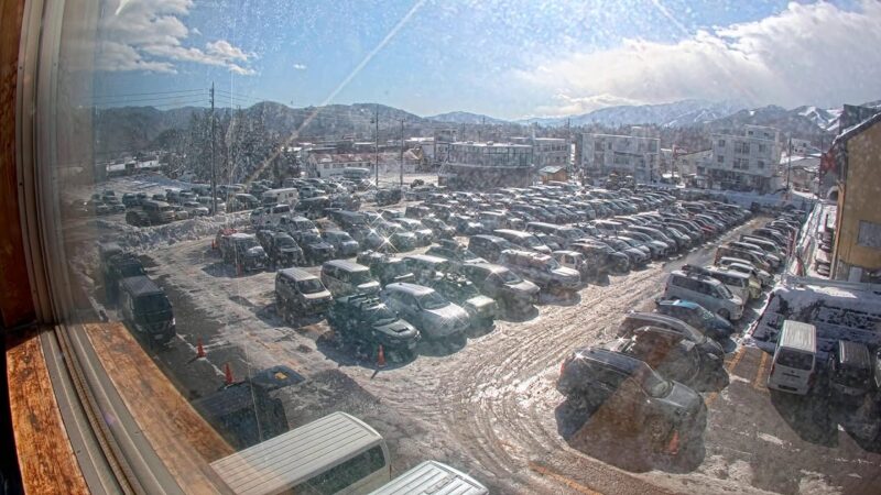 栂池中央駐車場・ゴンドラ山麓駅付近のライブカメラ|長野県小谷村のサムネイル