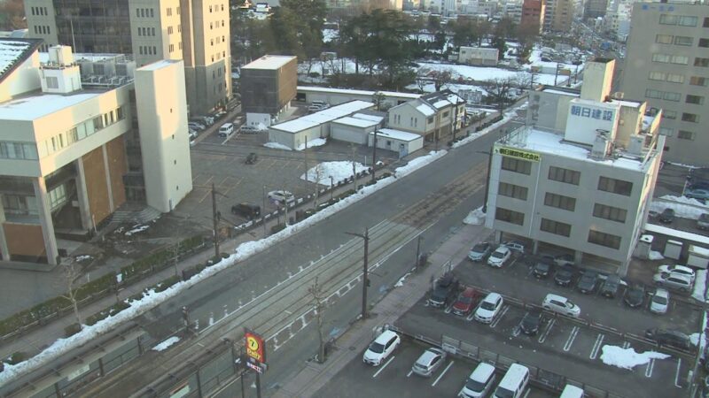 北日本新聞社から富山軌道線「県庁前」駅付近のライブカメラ|富山県富山市のサムネイル