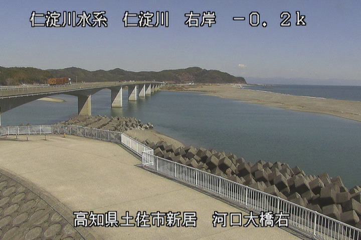 仁淀川 右岸-0k2土佐市 河口大橋右のライブカメラ|高知県土佐市のサムネイル